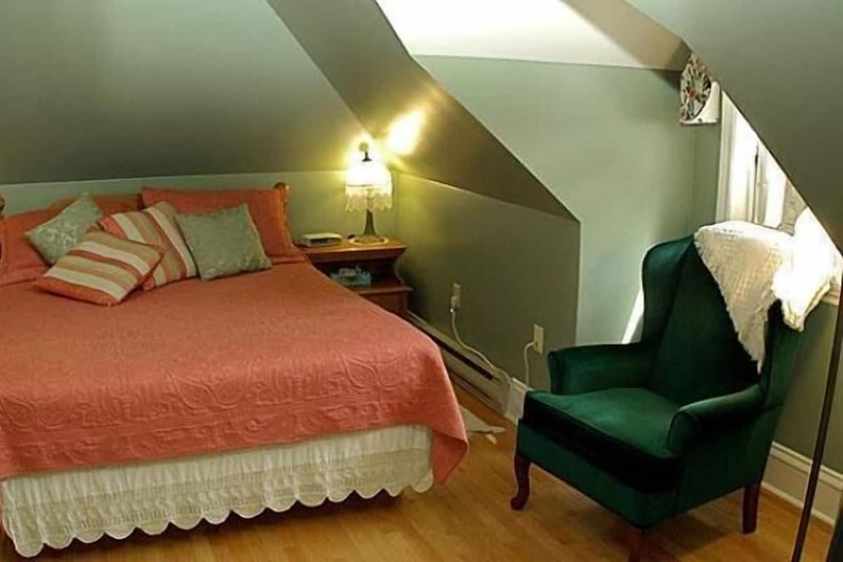 Basic Room, 1 Queen Bed | WiFi (free), individually decorated, individually furnished