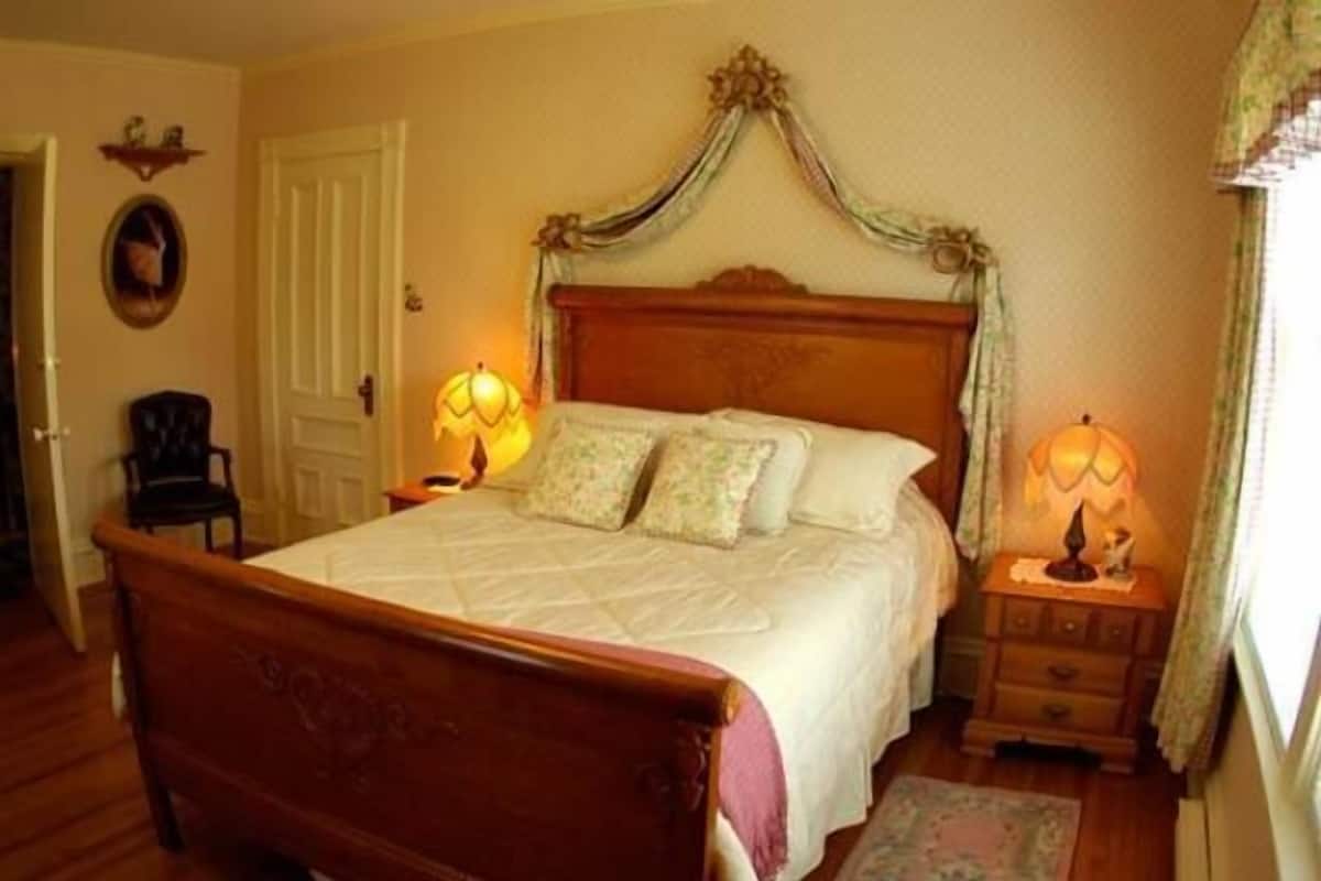 Classic Room, 1 Queen Bed | WiFi (free), individually decorated, individually furnished