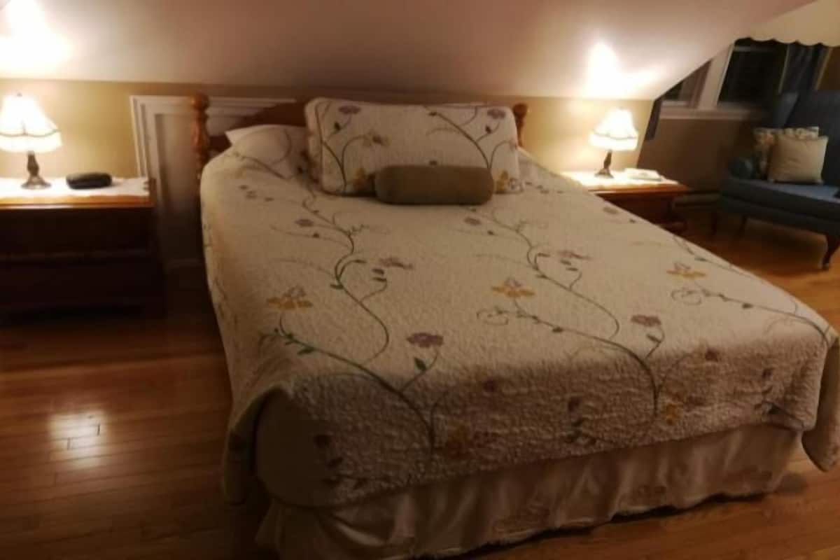 Basic Room, 1 Queen Bed | WiFi (free), individually decorated, individually furnished