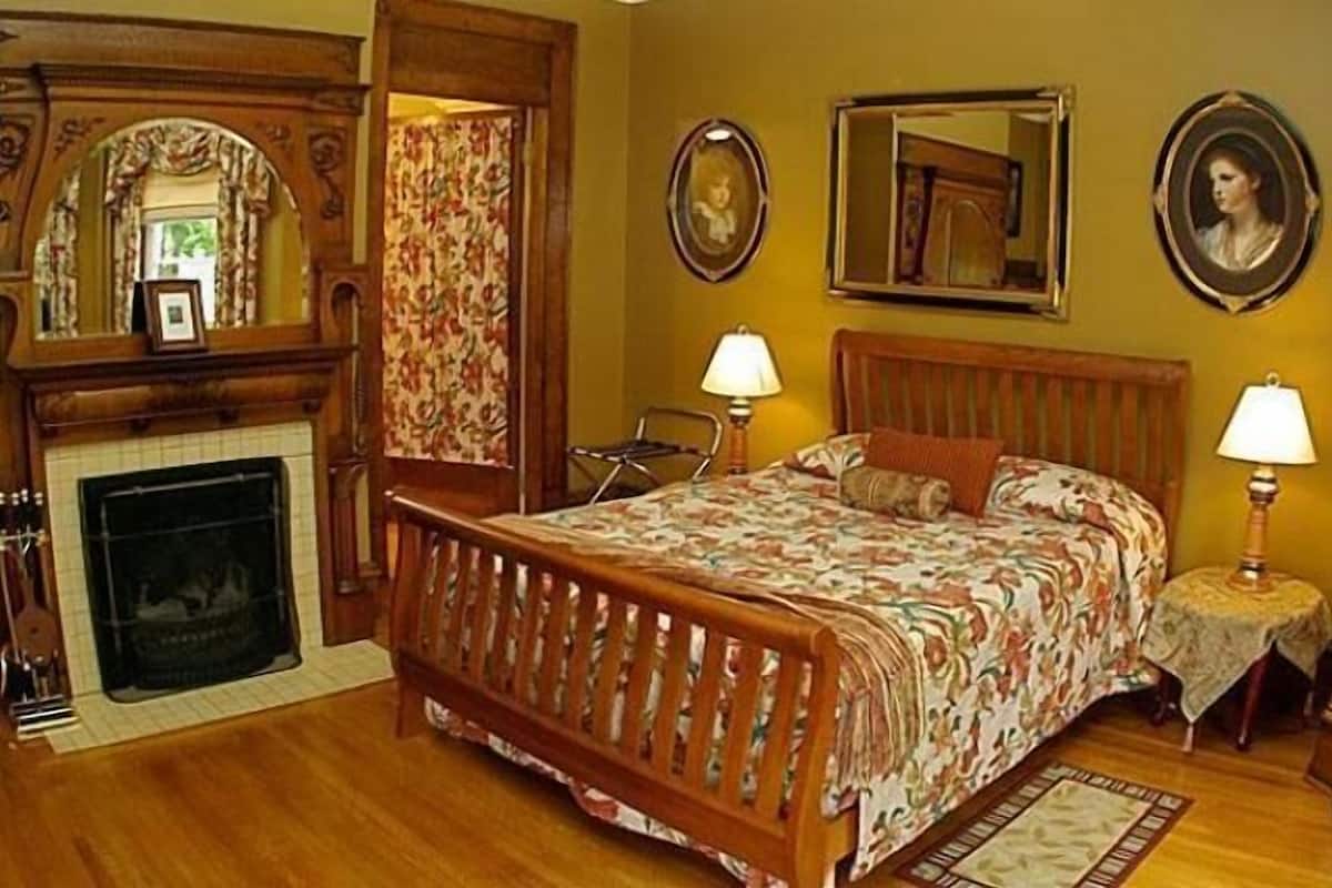 Classic Room, 1 Queen Bed | WiFi (free), individually decorated, individually furnished