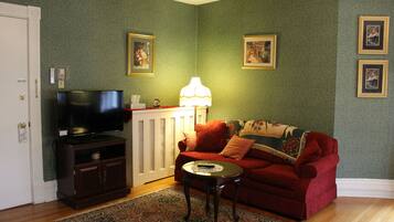 Deluxe Room, 1 Queen Bed | Free WiFi, individually decorated, individually furnished