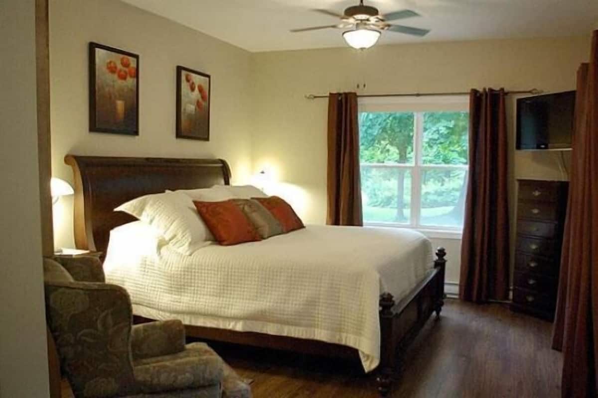 Executive Cottage | WiFi (free), individually decorated, individually furnished