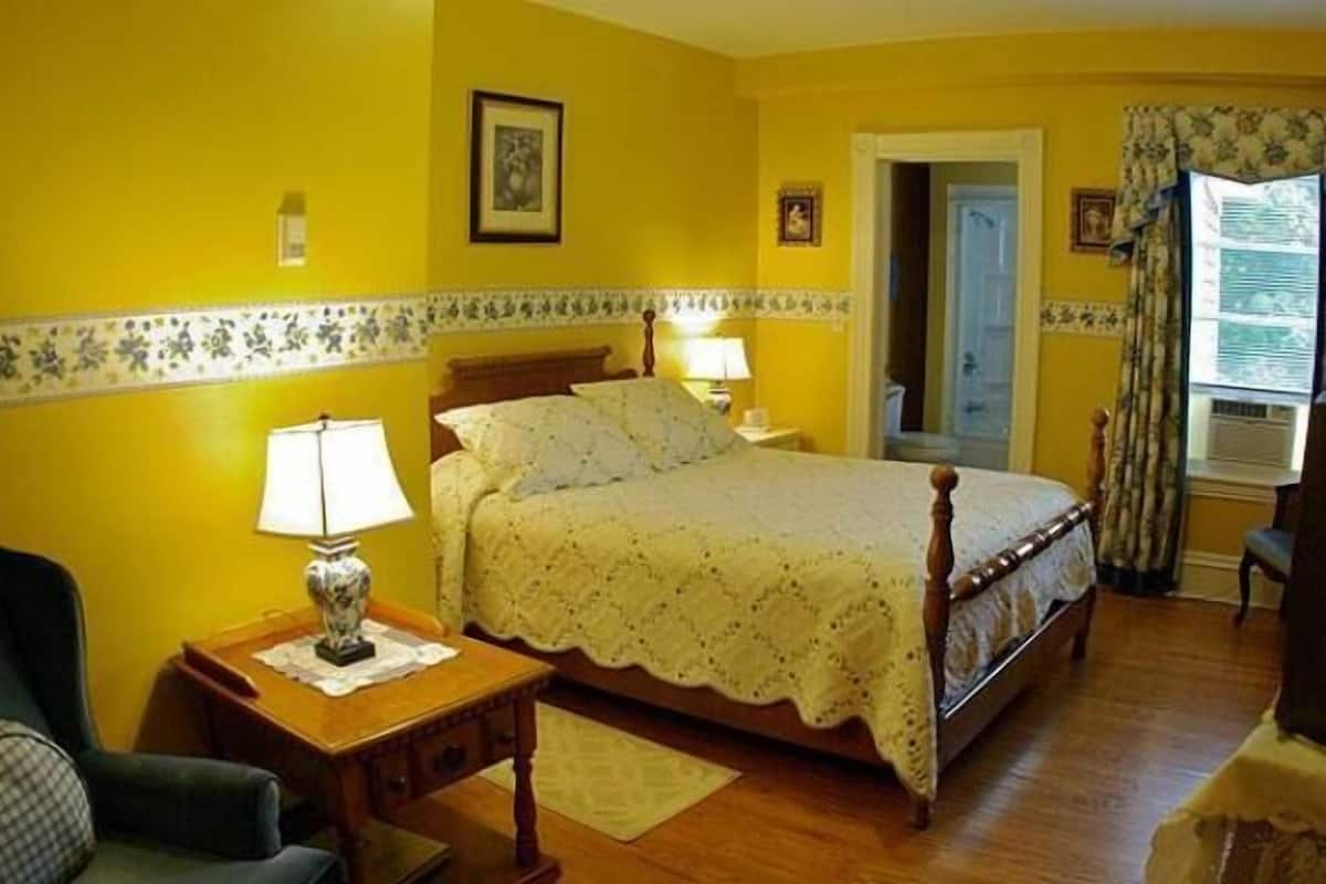 Classic Room, 1 Queen Bed | WiFi (free), individually decorated, individually furnished