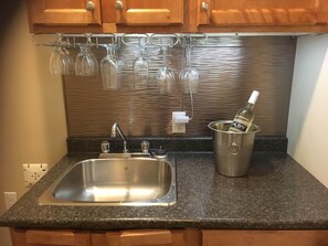 Decoración personalizada, muebles diferentes y wifi gratis