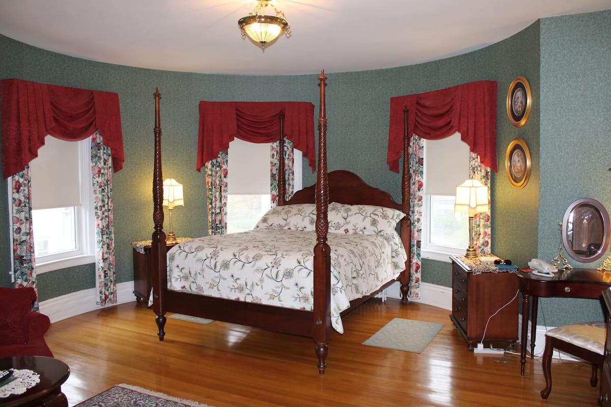 Deluxe Room, 1 Queen Bed | WiFi (free), individually decorated, individually furnished