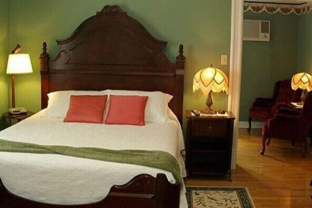 Deluxe Room, Multiple Beds | WiFi (free), individually decorated, individually furnished