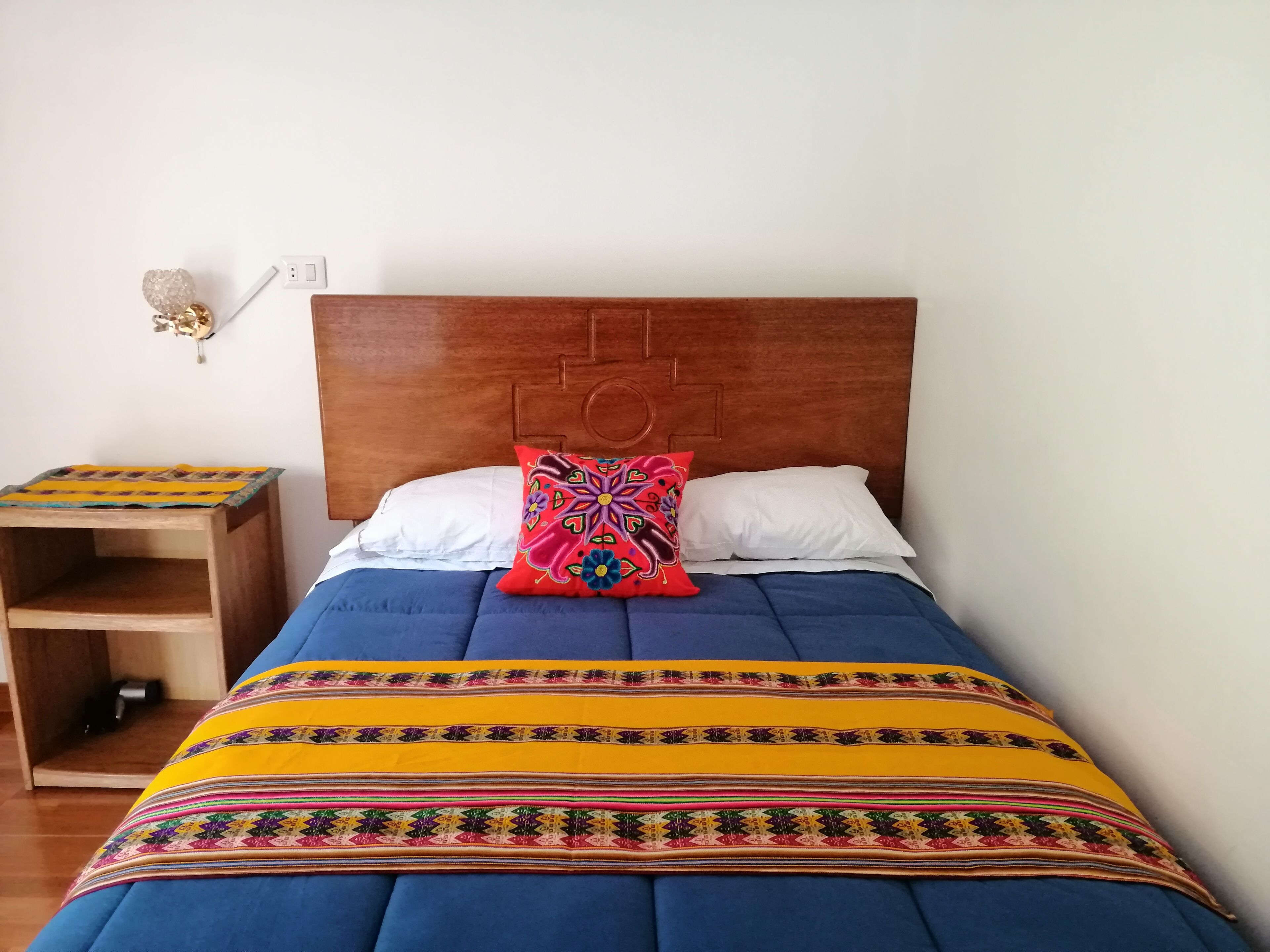 Escritorio, cortinas blackout, wifi gratis y ropa de cama 