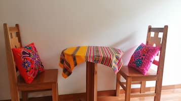 Escritorio, cortinas blackout, wifi gratis y ropa de cama