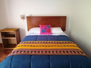 Escritorio, cortinas opacas, wifi gratis y ropa de cama