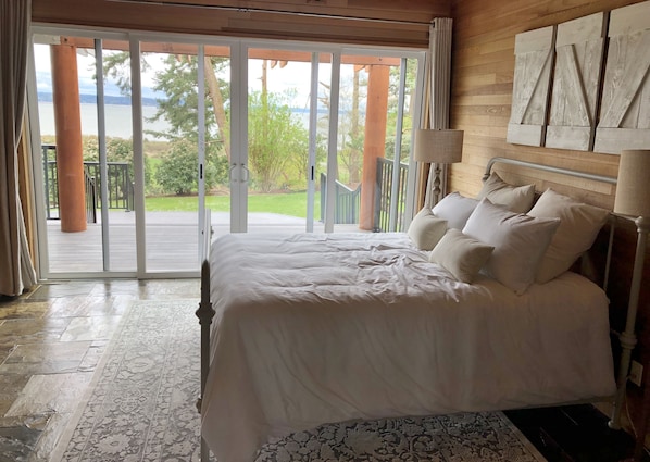 3 bedrooms, iron/ironing board, travel crib, WiFi