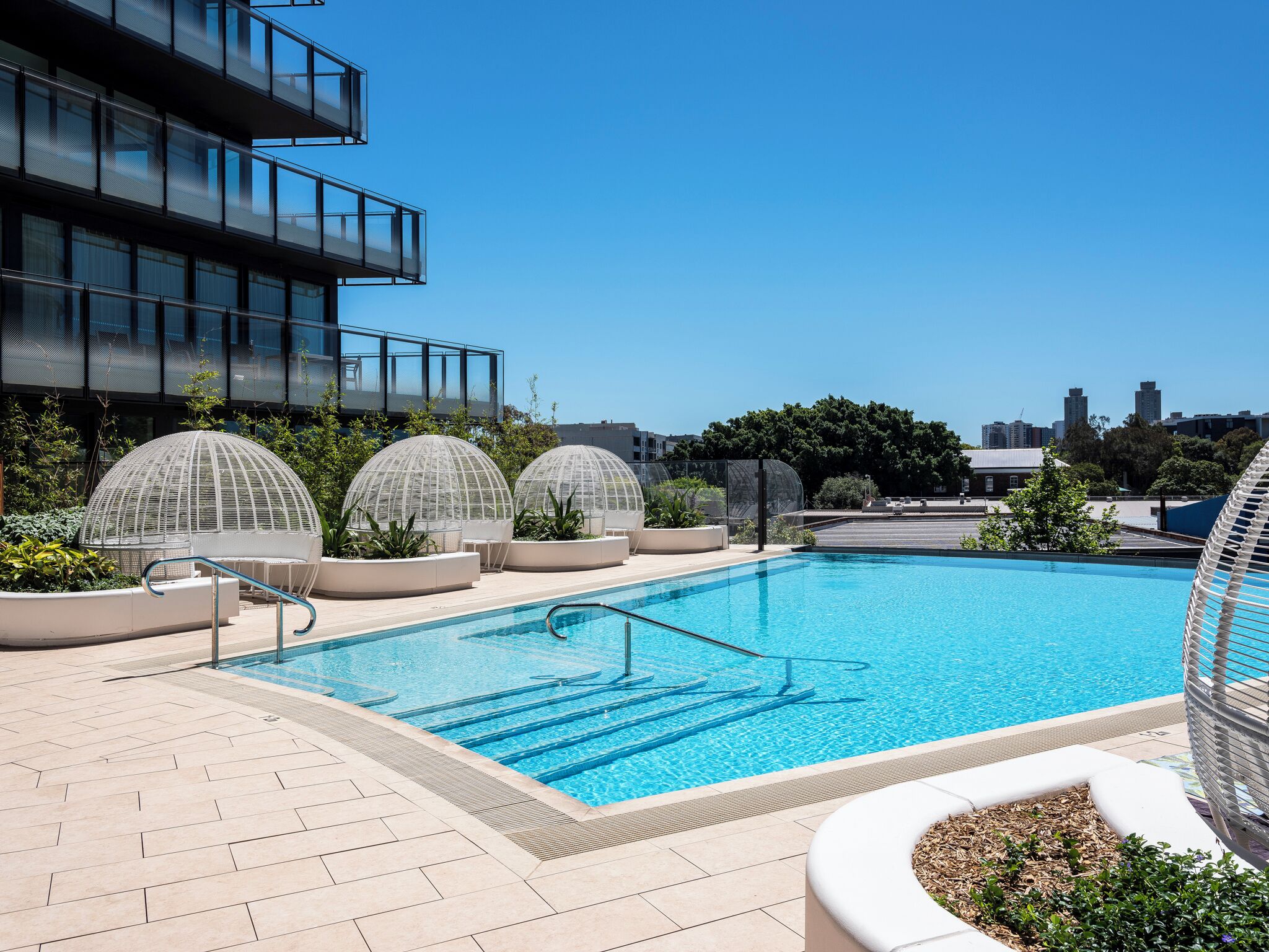 Una piscina al aire libre, camas de piscina gratis