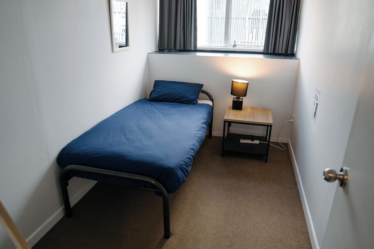 Kamar Single, kamar mandi umum | Wi-Fi gratis dan seprai linen