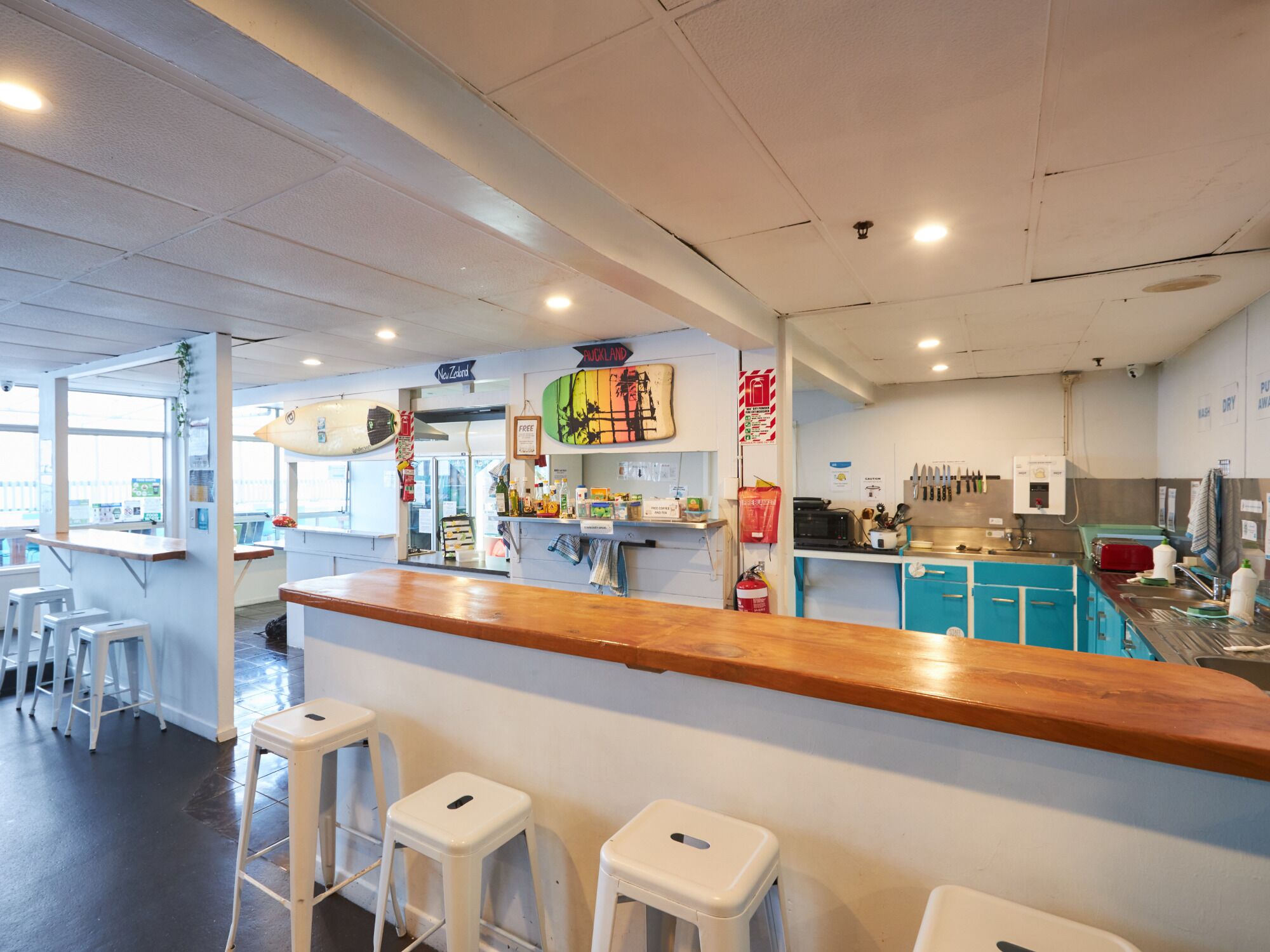 Lemari es, microwave di ruangan umum, oven, dan kompor