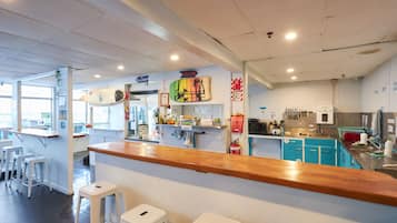 Lemari es, microwave di ruangan umum, oven, dan kompor