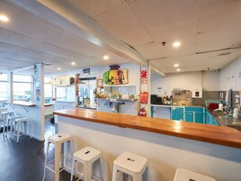 Ísskápur, örbylgjuofn, bakarofn, eldavélarhellur