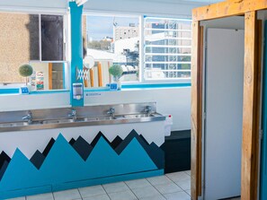 Shared bathroom - Attic Backpackers (Auckland)