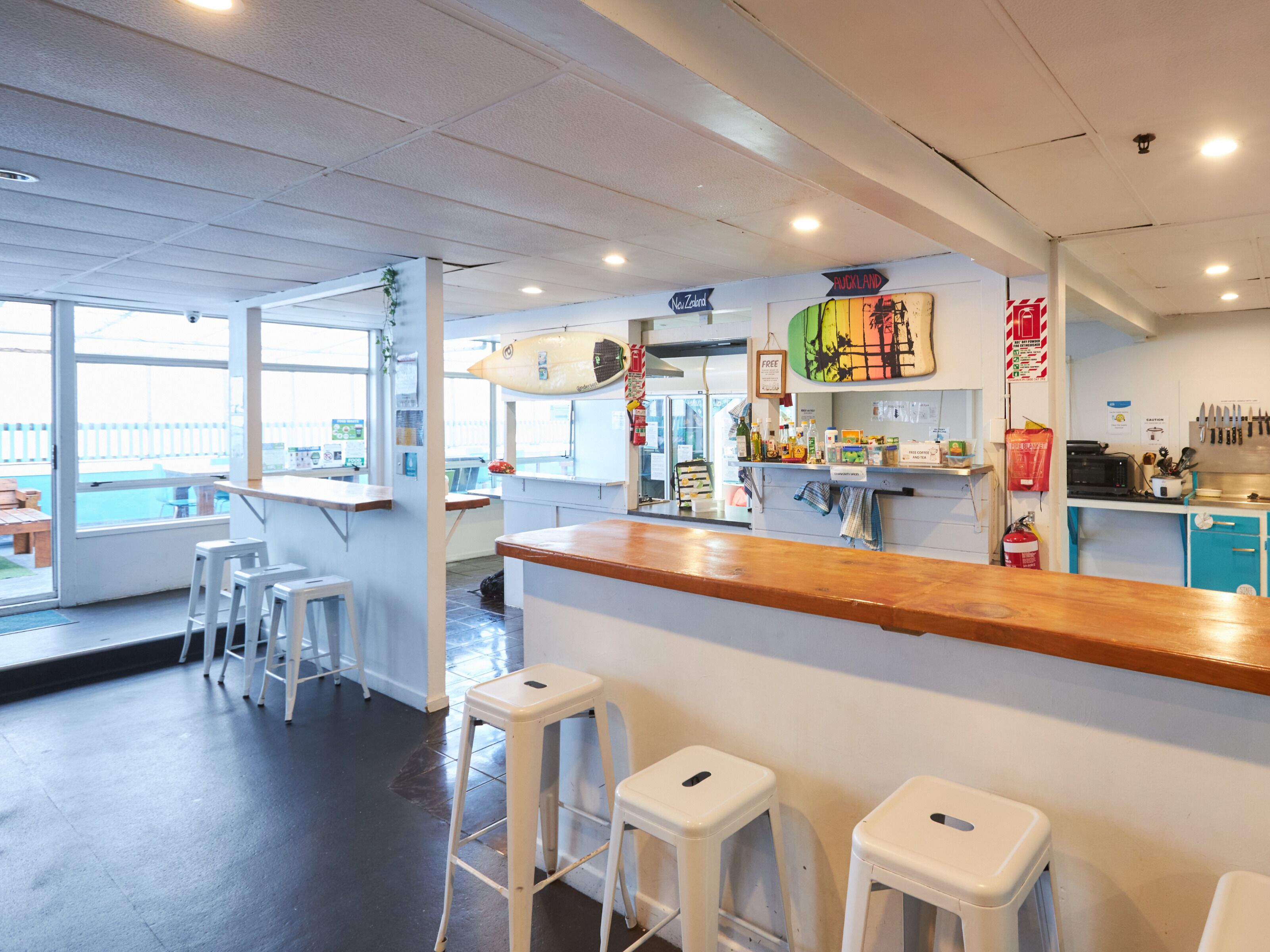 Lemari es, microwave di ruangan umum, oven, dan kompor