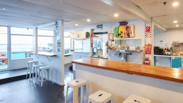 Lemari es, microwave di ruangan umum, oven, dan kompor