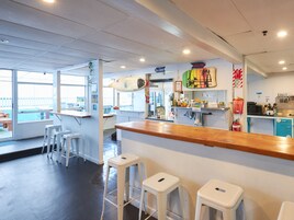 Ísskápur, örbylgjuofn, bakarofn, eldavélarhellur