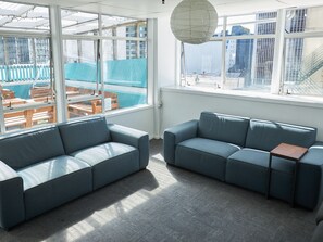 4-Bed Private Dormitory, Shared Bathroom | Living room - Attic Backpackers (Auckland)