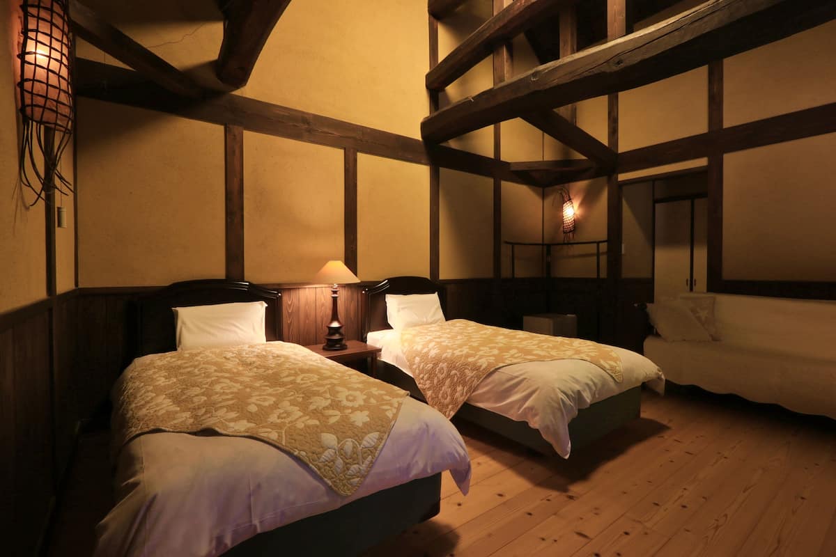Zweibettzimmer (with Sofa Bed and Toilet) | 1 Schlafzimmer, Schreibtisch, kostenloses WLAN, Bettwäsche