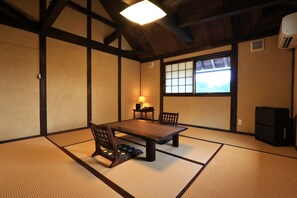 Tradisjonelt rom (8 tatami Japanese-style, with Toilet) | Skrivebord, wi-fi (inkludert) og sengetøy