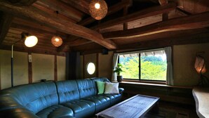 離れ トイレ・シャワールーム付 | デスク、WiFi (無料)、ベッドシーツ