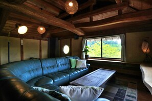 Escritorio, wifi gratis y ropa de cama