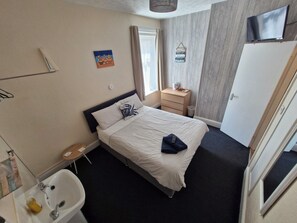 Individually decorated, iron/ironing board, free WiFi, bed sheets - The Clevedon  (Blackpool)