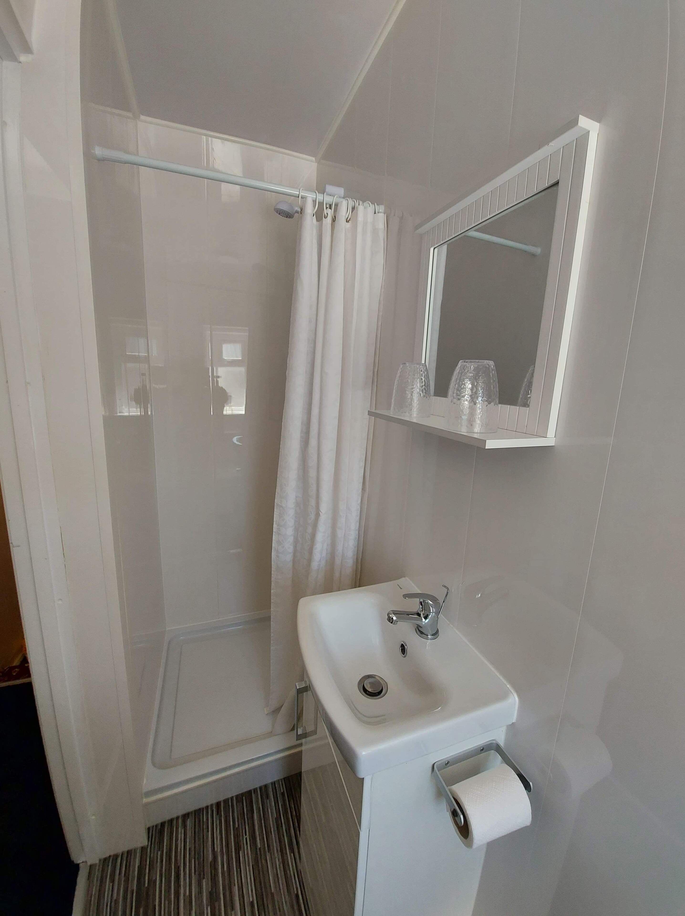 Dusche, Haartrockner, Handtücher, Toilettenpapier