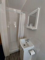 Ducha, secador de pelo, toallas y papel higiénico