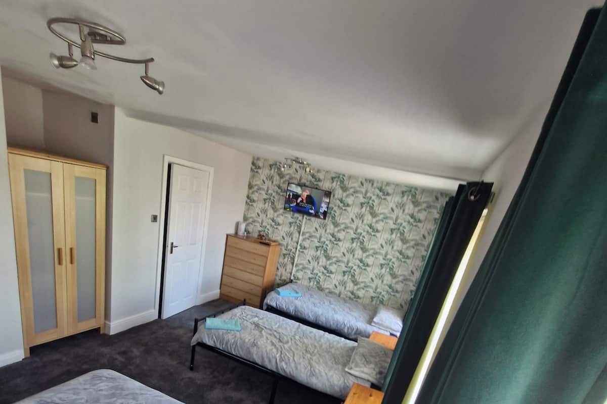 Individually decorated, iron/ironing board, free WiFi, bed sheets
