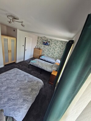 Individually decorated, iron/ironing board, free WiFi, bed sheets - The Clevedon  (Blackpool)