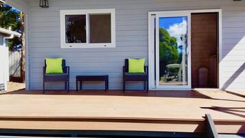 King Studio Cabin | Individually furnished, iron/ironing board, bed sheets