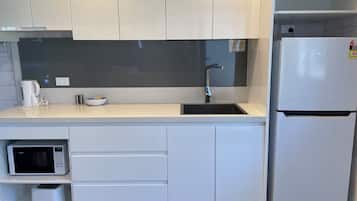 Suíte família, 2 quartos, para não fumantes, cozinha americana | Cozinha americana privada | Geladeira, micro-ondas, cooktop, chaleira elétrica