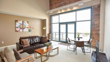 Téléviseur, table de ping-pong, bureau