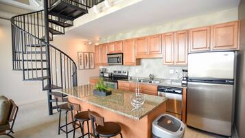 Réfrigérateur, four à micro-ondes, un four, surface de cuisson