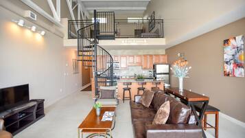 Télévision, table de tennis de table, espaces bureaux