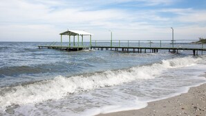 Vlak bij het strand, ligstoelen