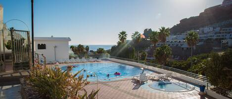 Utendørsbasseng og et oppvarmet basseng