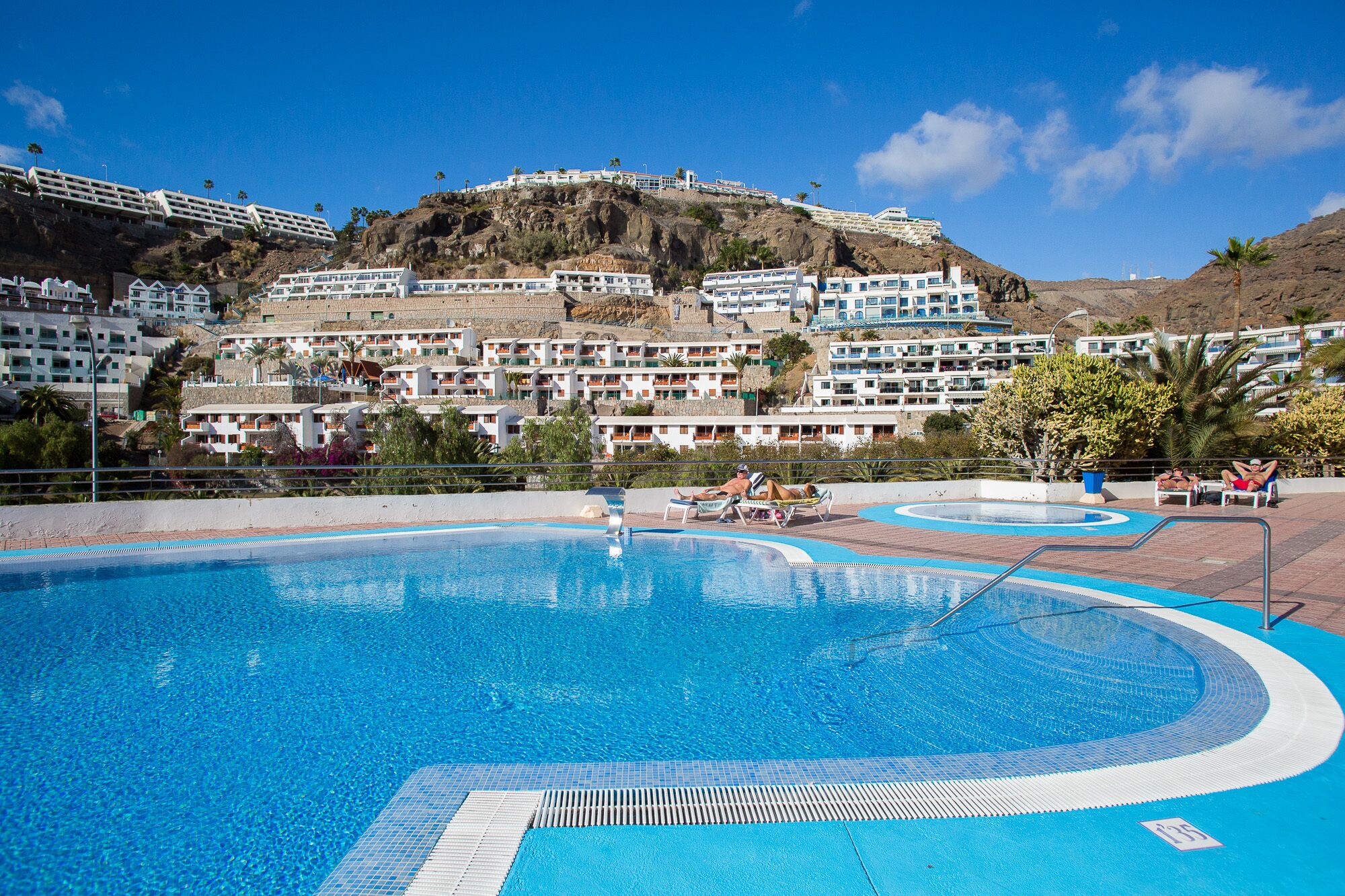 Utendørsbasseng og et oppvarmet basseng