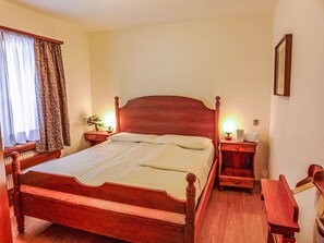 3 bedrooms, desk, Internet