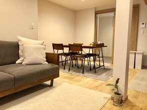 Ferienhaus (Private Vacation Home) | Essbereich im Zimmer