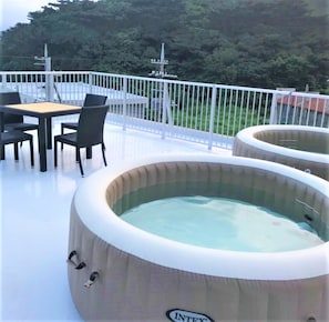 Outdoor spa tub