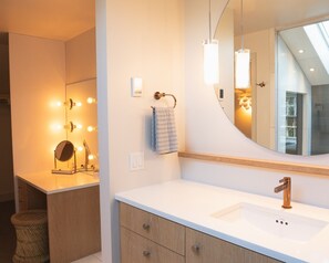 Combined shower/bathtub, hair dryer, towels, soap
