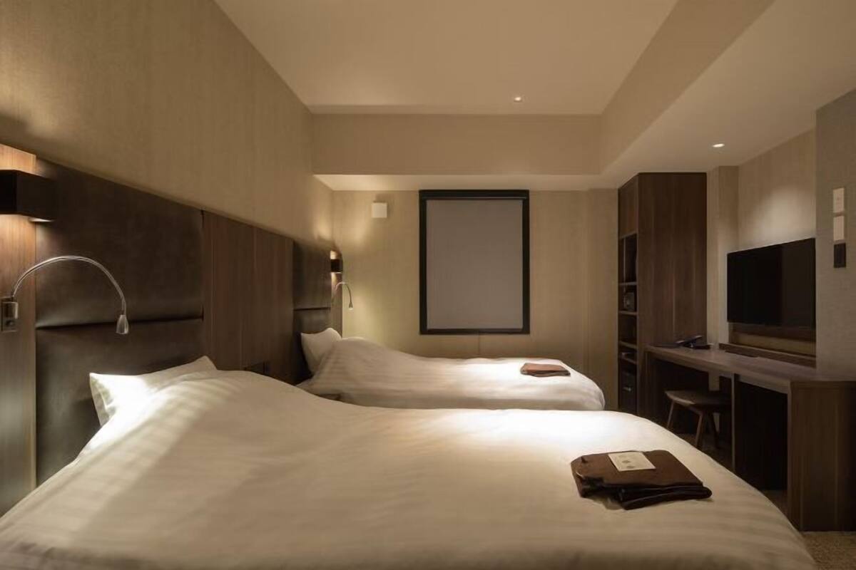 Caja de seguridad en la habitación, escritorio y cortinas blackout