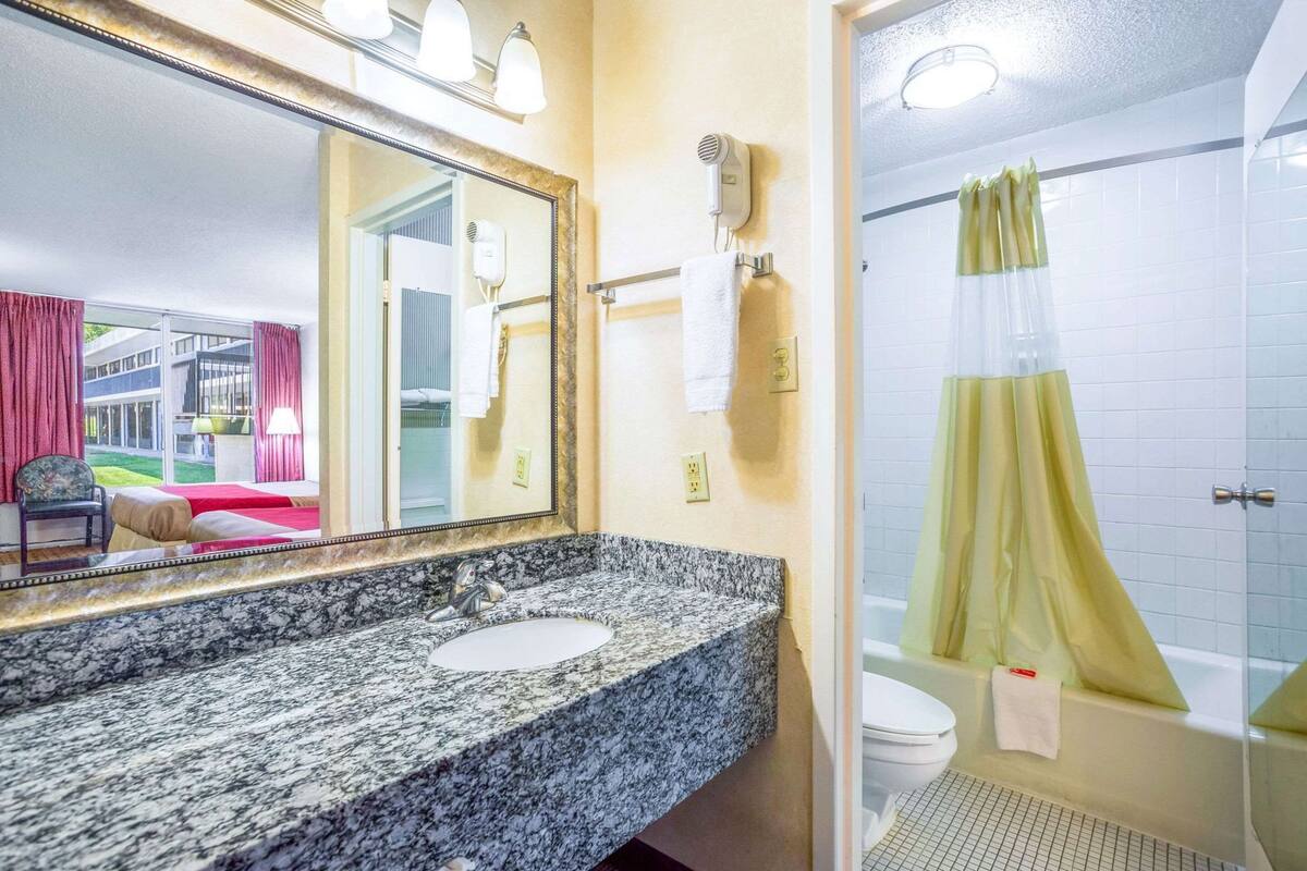 Bathroom | Rainfall showerhead, towels
