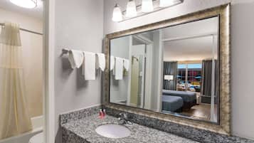 Muebles diferentes, escritorio, wifi gratis y ropa de cama