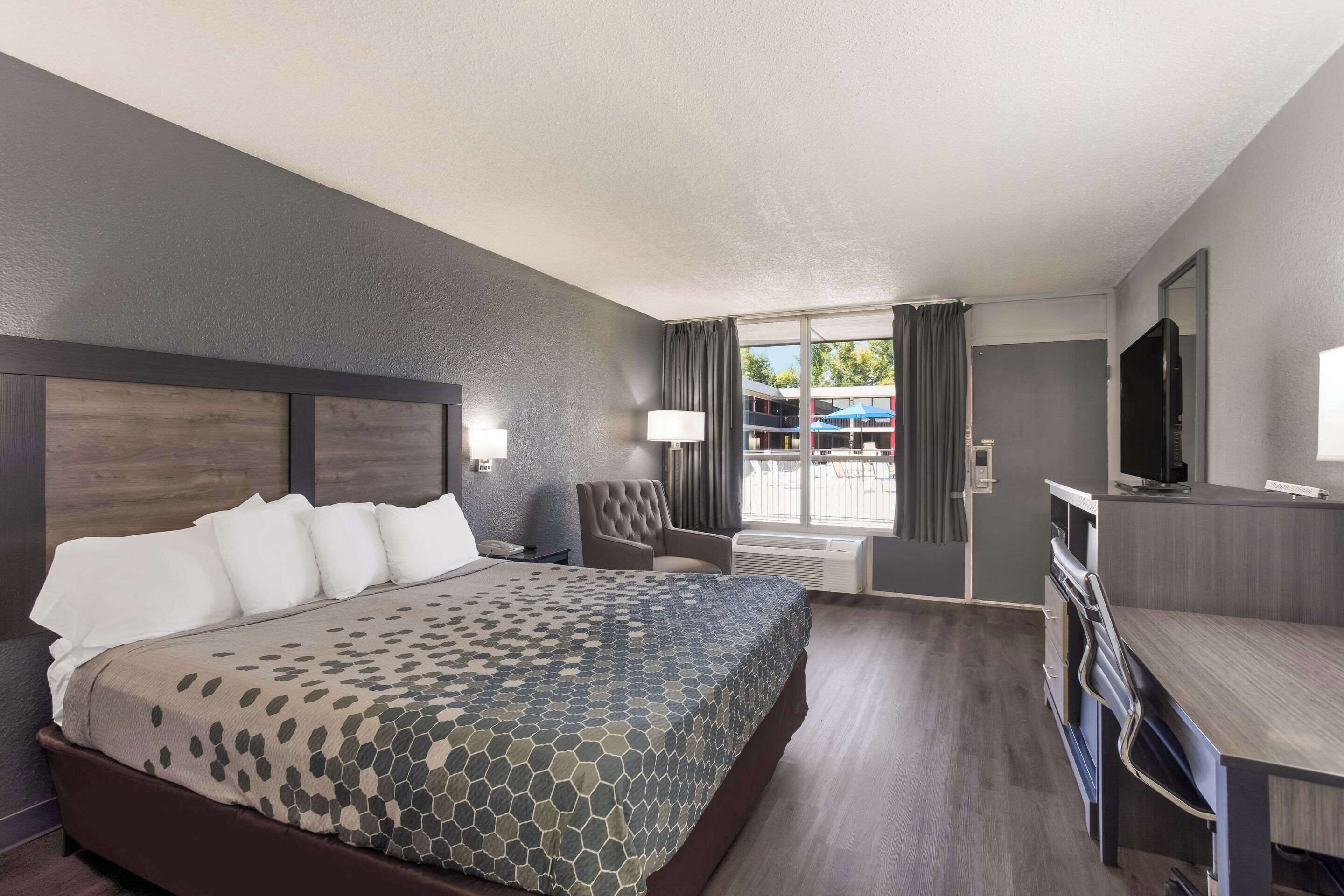 Habitación estándar, 1 cama de matrimonio grande, no fumadores | Mobiliario individual, escritorio, wifi gratis y ropa de cama