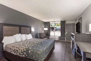 スタンダード ルーム キングベッド 1 台 禁煙 | 客室ごとに異なるインテリア、デスク、WiFi (無料)、ベッドシーツ